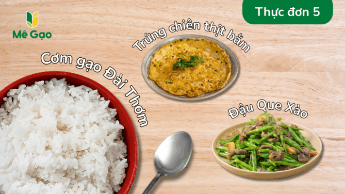 Cơm văn phòng với trứng chiên
