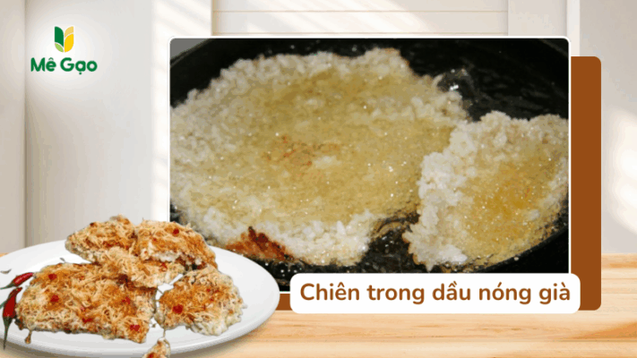 Chiên cơm để làm cơm cháy