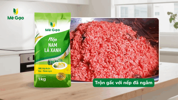 Trộn gấc với nếp đã ngâm